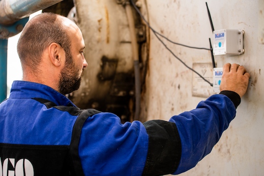 pracovnik pri klucovom stroji