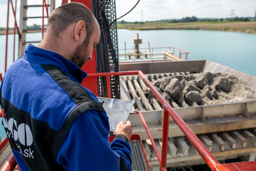 pracovnik monitorujúci stroj